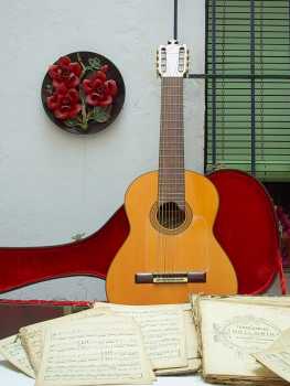 Fotografía: Proponga a vender Guitarra VALERIANO BERNAL - UNICA EN SU GENERO